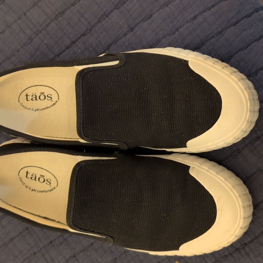 Taos black sneakers like new size 8